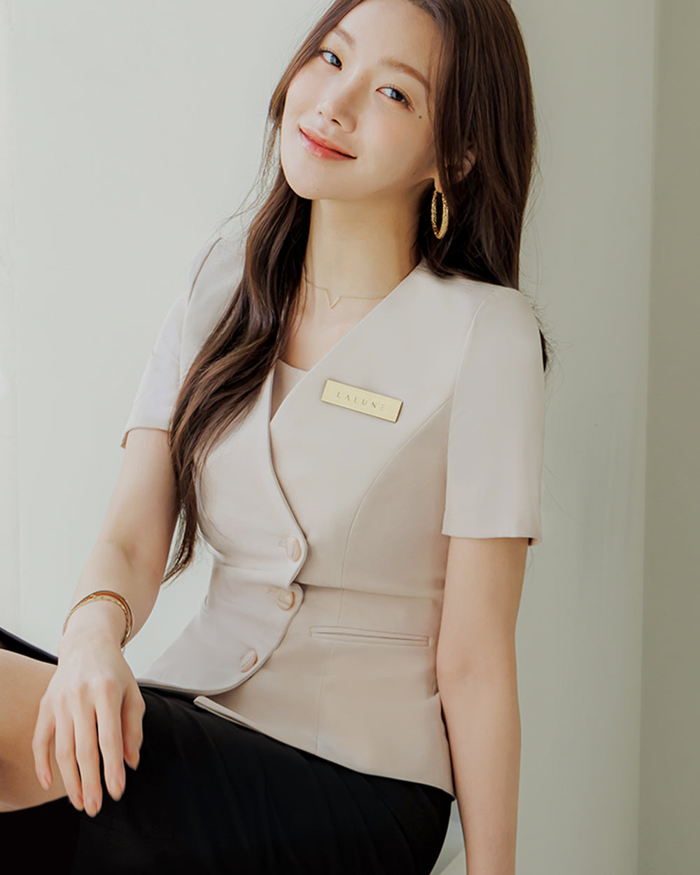 クリニック制服Blossom short sleeve BEIGE横向き, 座り