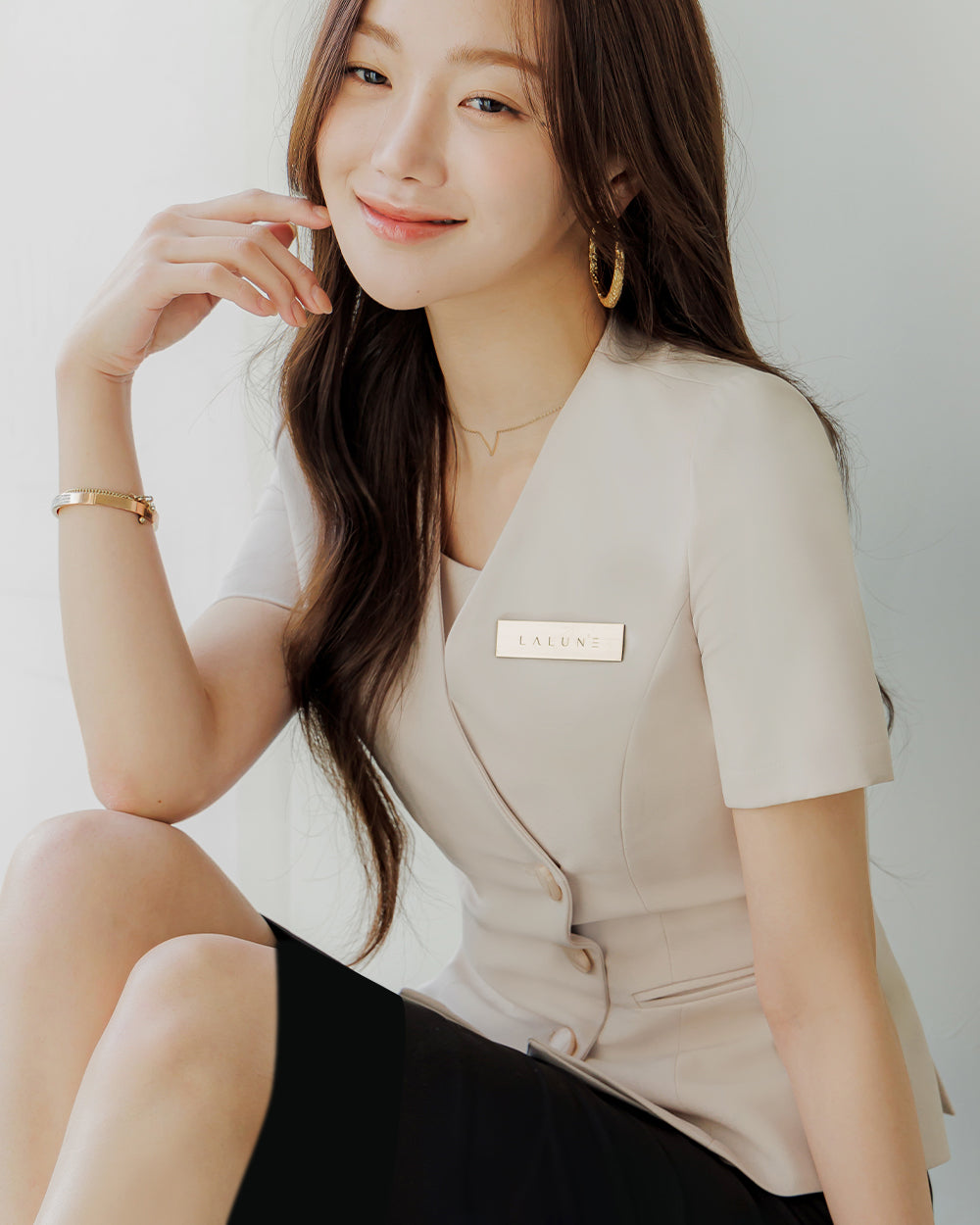 クリニック制服Blossom short sleeve BEIGE前面, 横向き, 座り