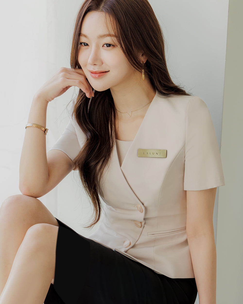 クリニック制服Blossom short sleeve BEIGE横向き, 座り