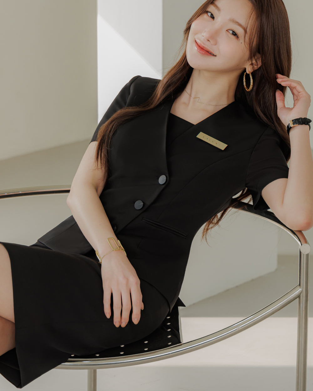 美容サロン制服Blossom short sleeve BLACK前面, 座り