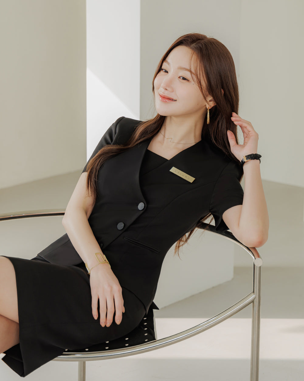 美容サロン制服Blossom short sleeve BLACK横向き, 座り