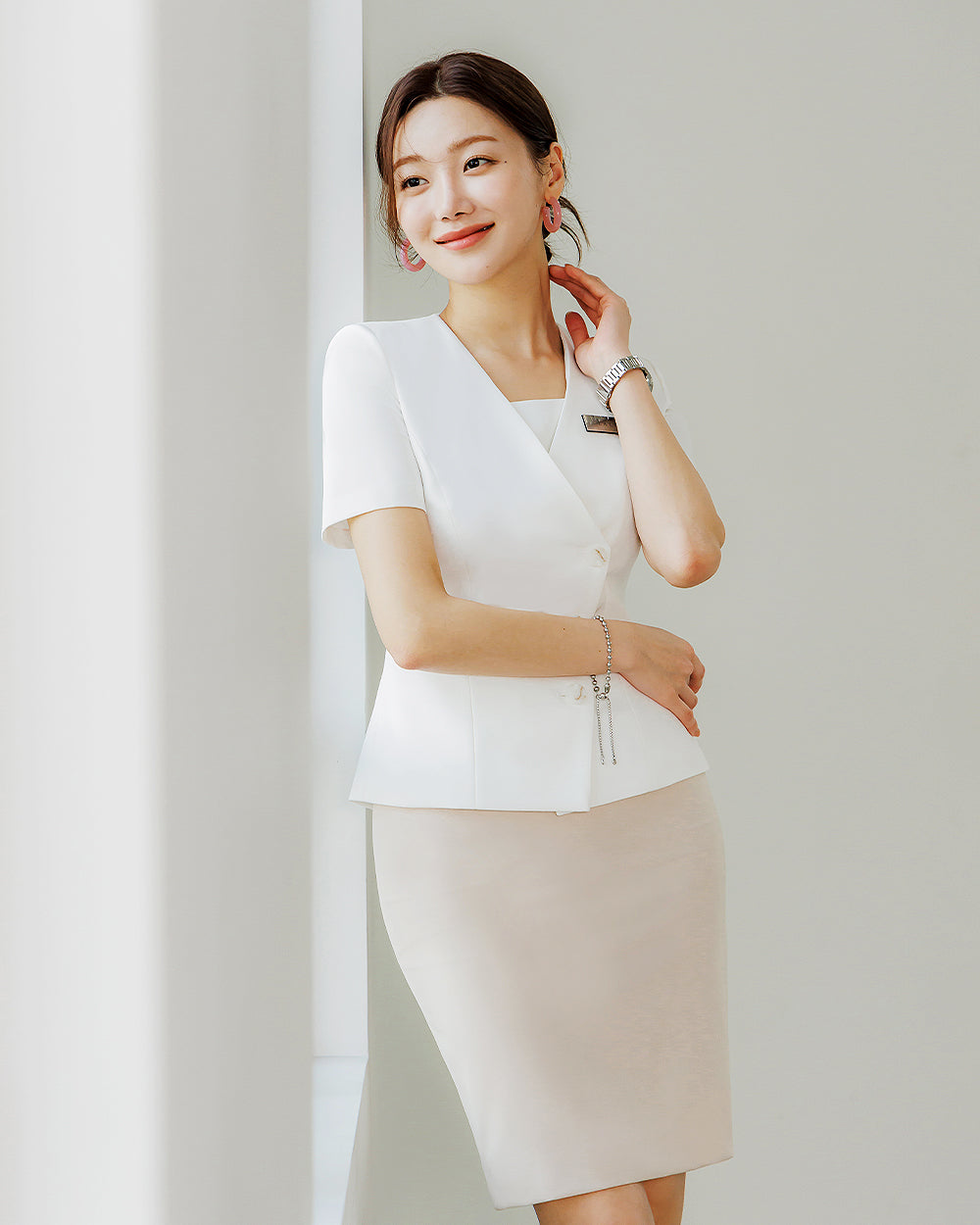 美容サロン制服Blossom short sleeve IVORY前面, 着用イメージ