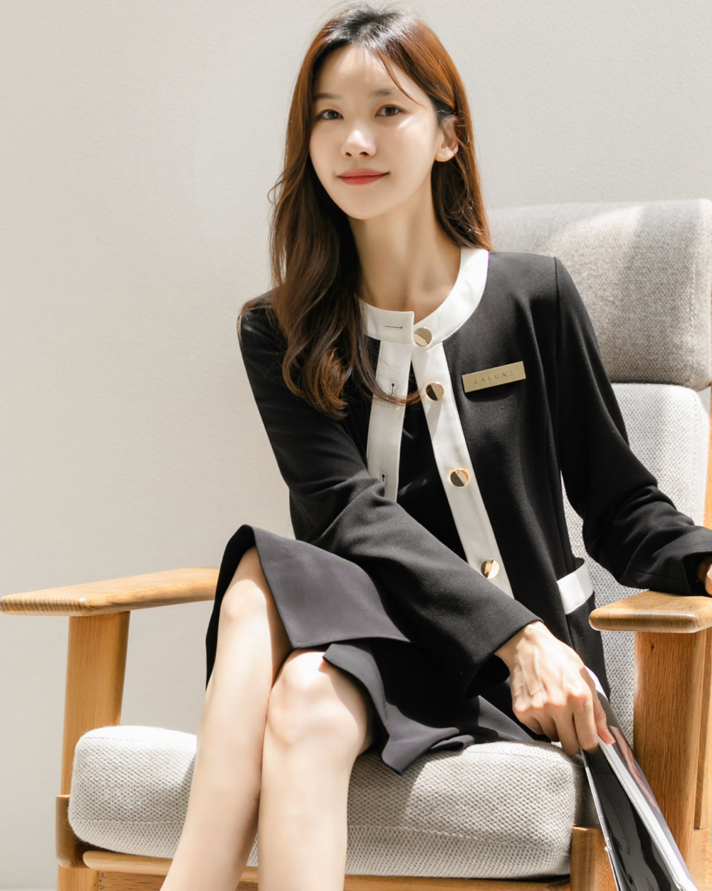 美容サロン制服Ronde long sleeve BLACK前面, 座り