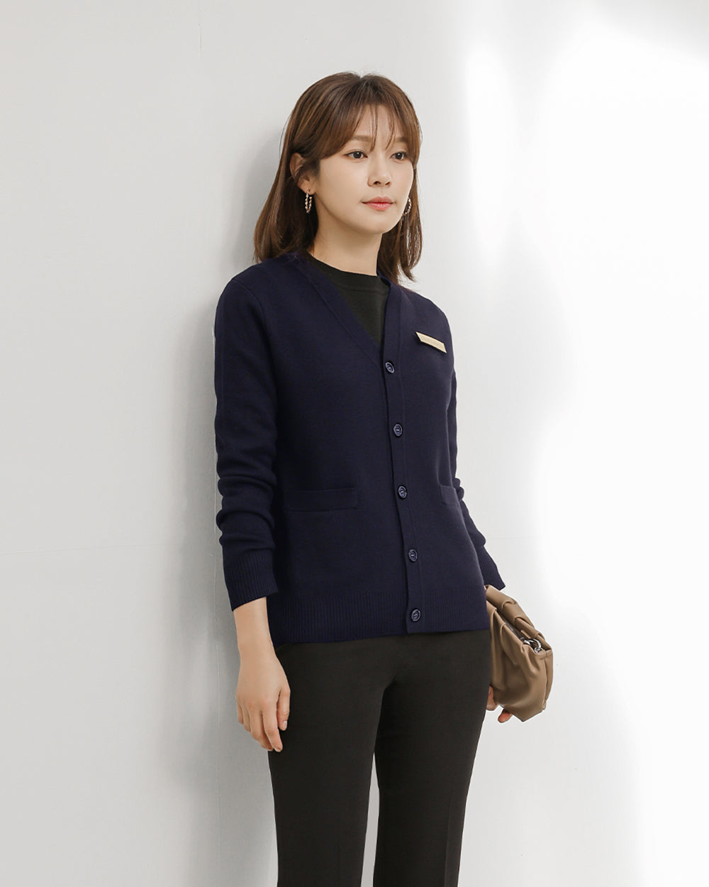 クリニック制服V NECK cardigan NAVY横向き, 着用イメージ