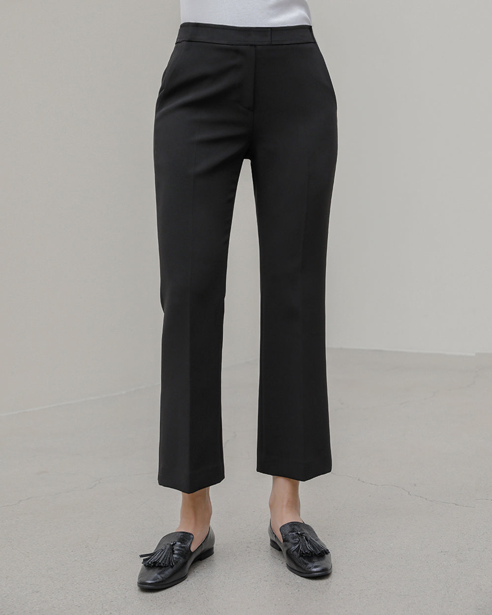 クリニック制服Boots cut Pants BLACK前面, 着用イメージ