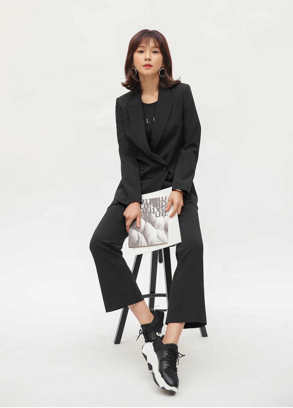 クリニック制服Boots cut Pants BLACK正面, 座り, 着用イメージ