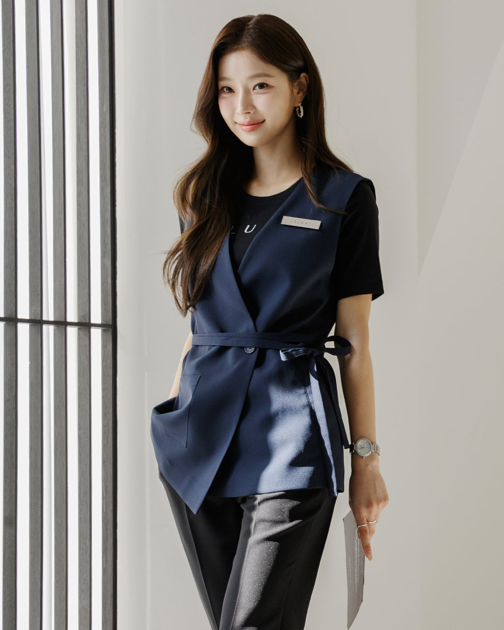 美容サロン制服Tessi vest NAVY前面, 着用イメージ