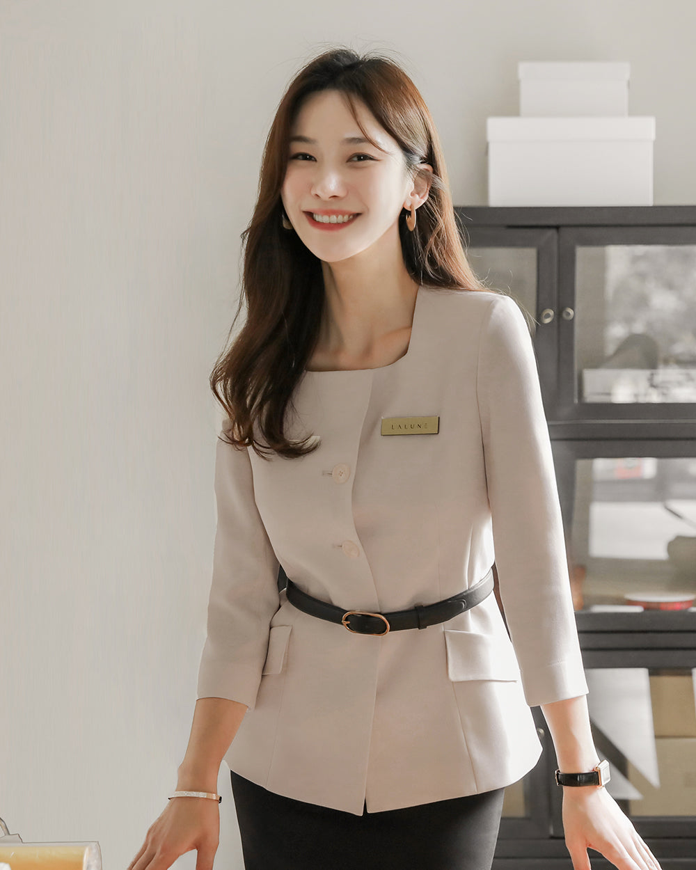 リクルートAllure three-quarter sleeve BEIGE正面, 着用イメージ
