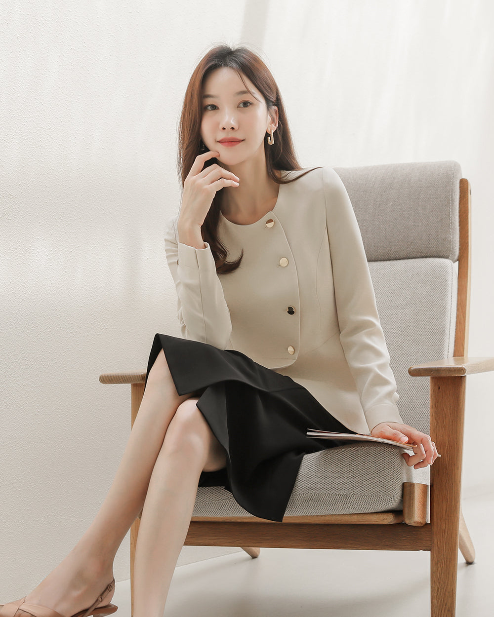 リクルートBerre long sleeve BEIGE正面, 座り