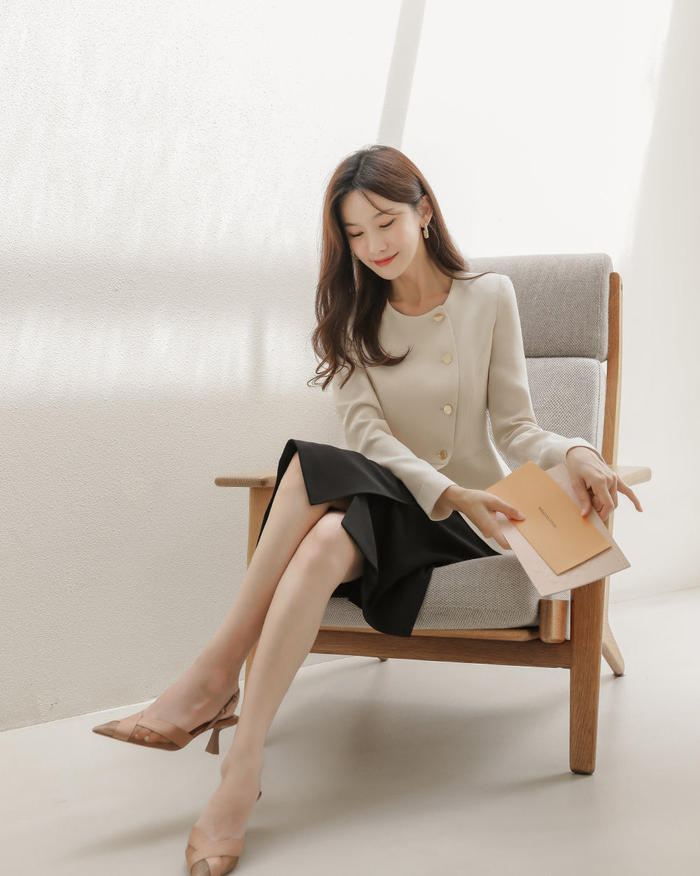 リクルートBerre long sleeve BEIGE前面, 座り