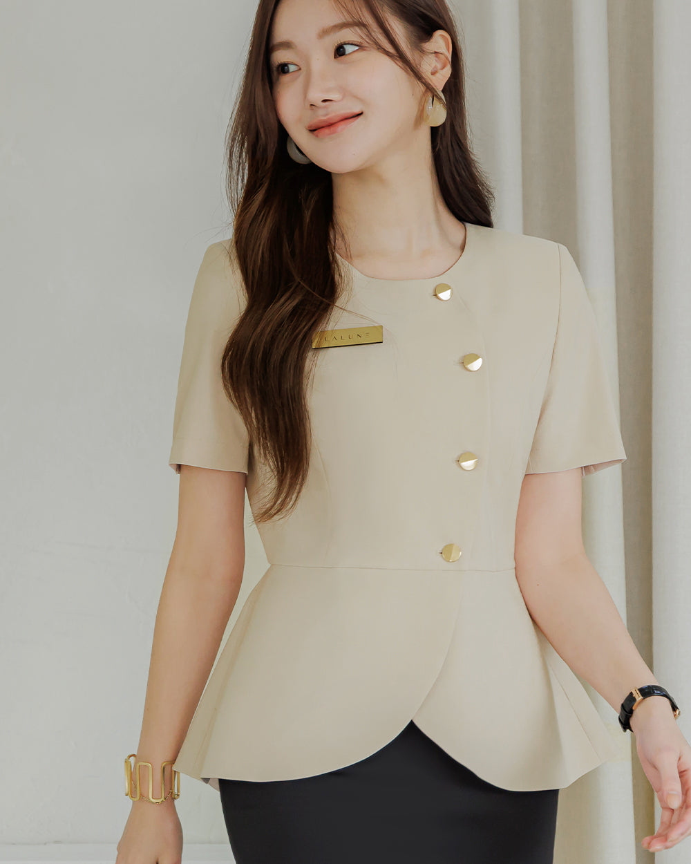美容サロン制服Berre short sleeve BEIGE前面, 着用イメージ