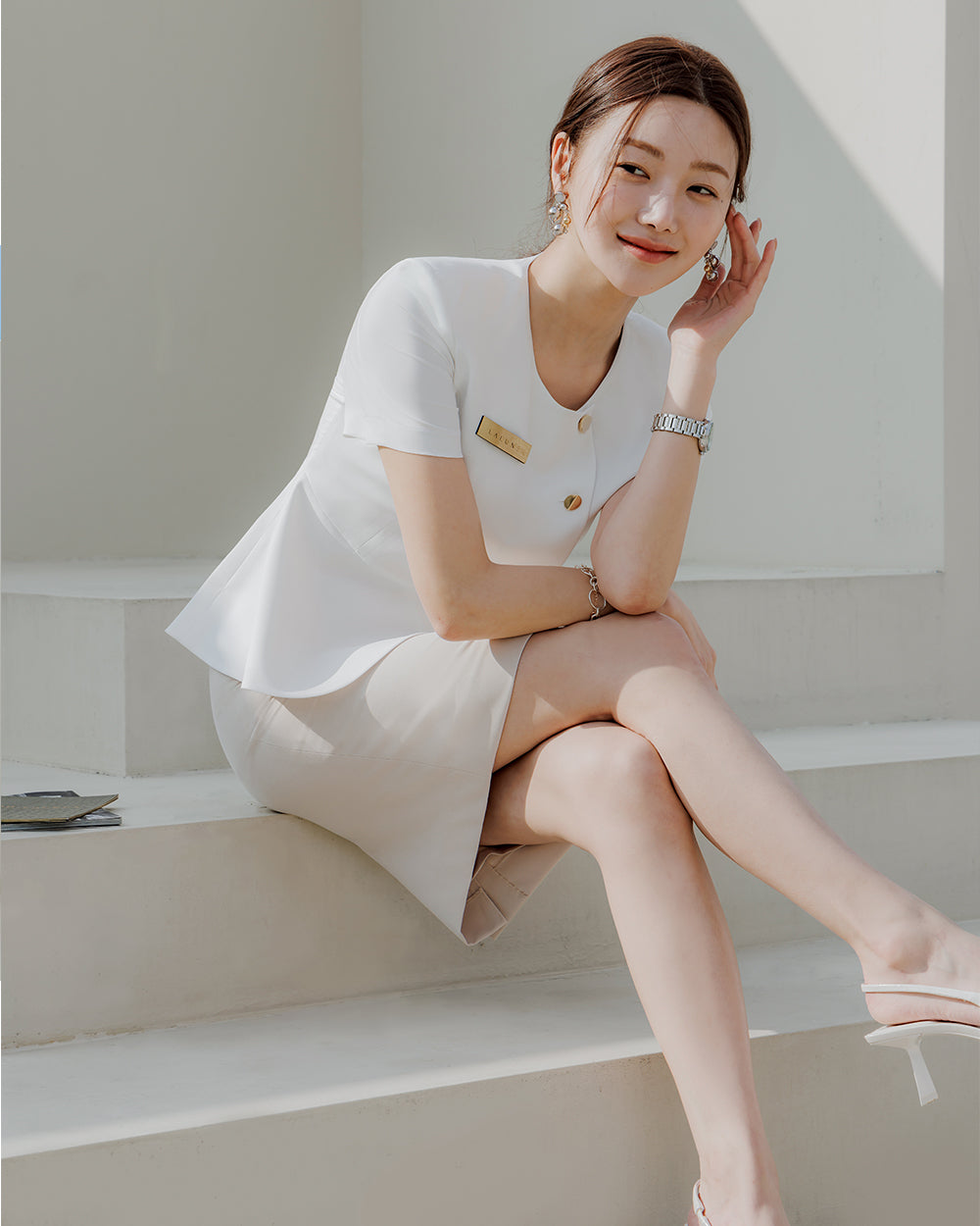 美容サロン制服Berre short sleeve IVORY前面, 座り