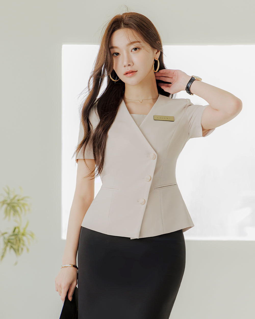クリニック制服Blossom short sleeve BEIGE前面, 着用イメージ