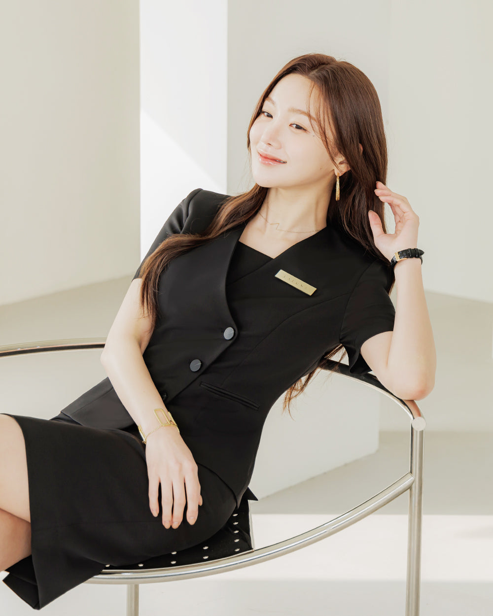 美容サロン制服Blossom short sleeve BLACK横向き, 座り