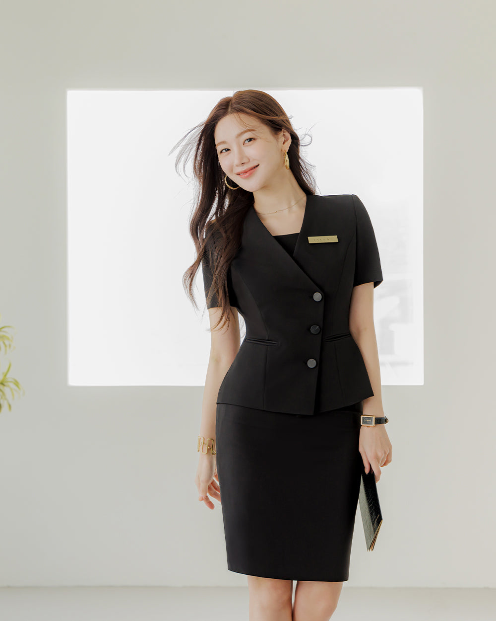 美容サロン制服Blossom short sleeve BLACK前面, 着用イメージ