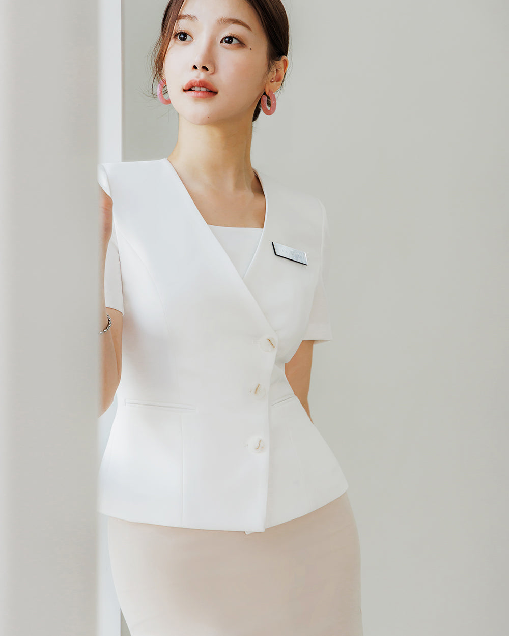 美容サロン制服Blossom short sleeve IVORY正面, 着用イメージ
