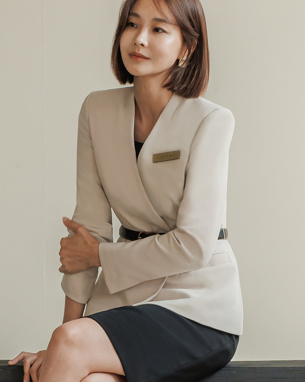 リクルートD'une long sleeve BEIGE横向き, 着用イメージ, 座り