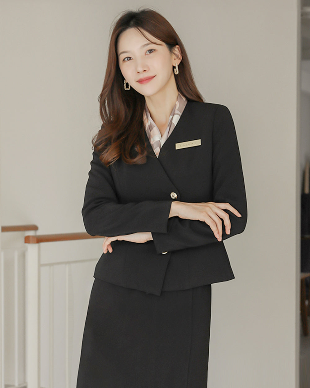美容サロン制服scarf  BEIGE前面, 着用イメージ