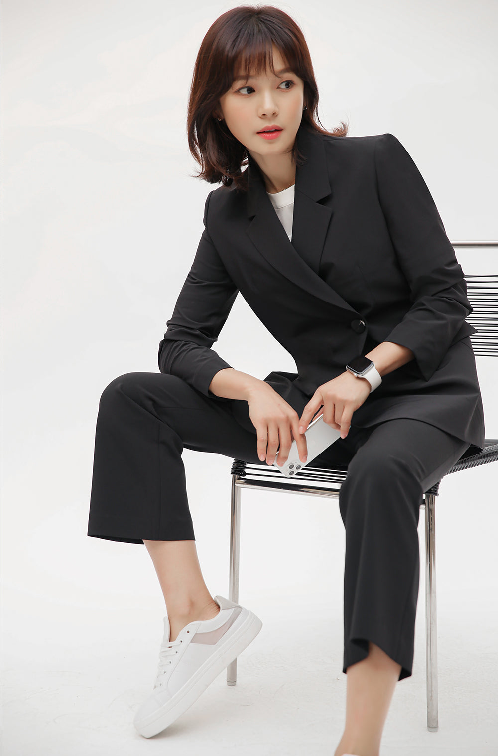 クリニック制服Boots cut Pants BLACK前面, 座り, 着用イメージ