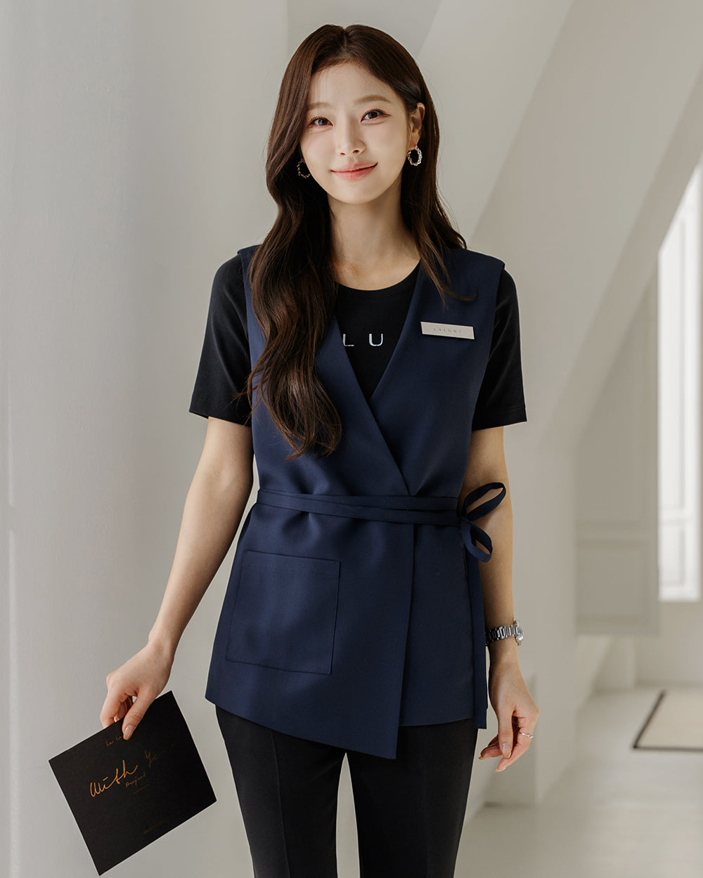 美容サロン制服Tessi vest NAVYフロント, 着用イメージ