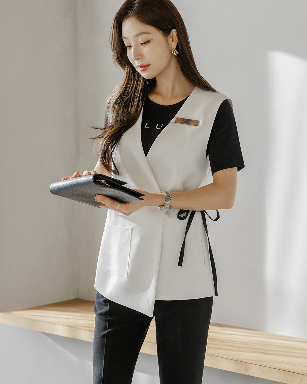 美容サロン制服Tessi vest WHITE横向き, 着用イメージ