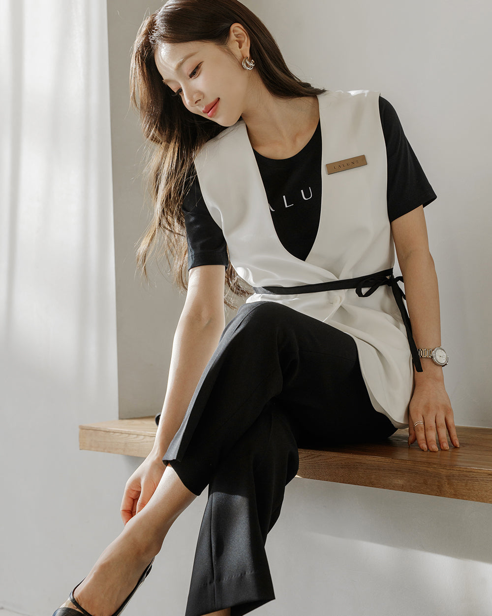 美容サロン制服Tessi vest WHITE座り, 着用イメージ