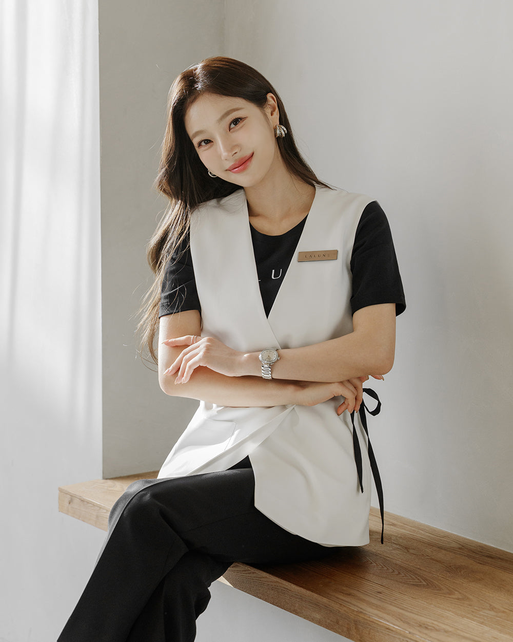 美容サロン制服Tessi vest WHITE正面, 座り, 着用イメージ