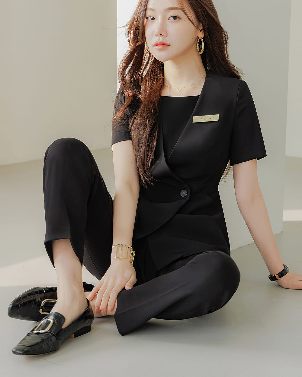 美容サロン制服zeno short sleeve BLACKサイド, 座り