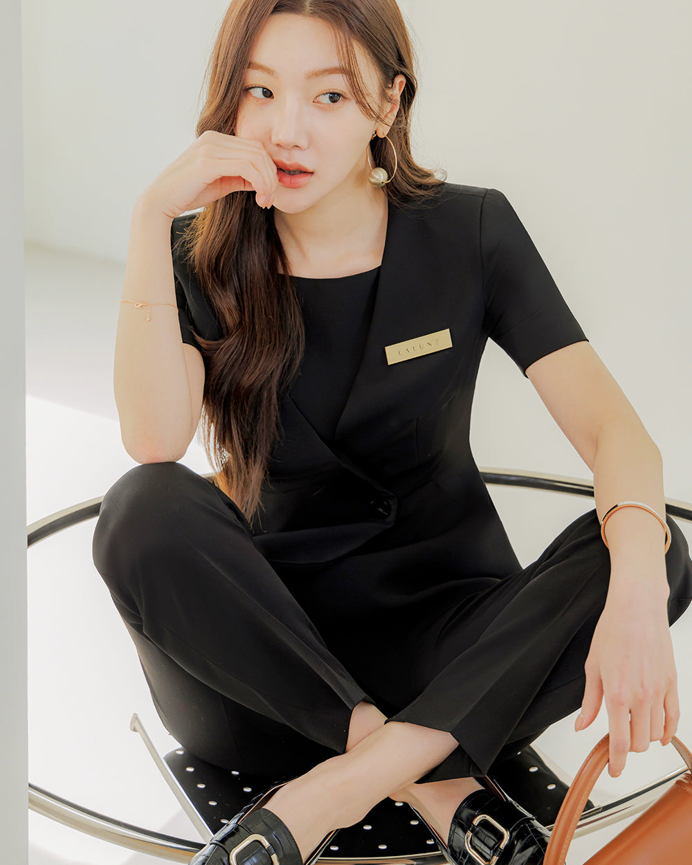 美容サロン制服zeno short sleeve BLACK横向き, 着用イメージ, 座り