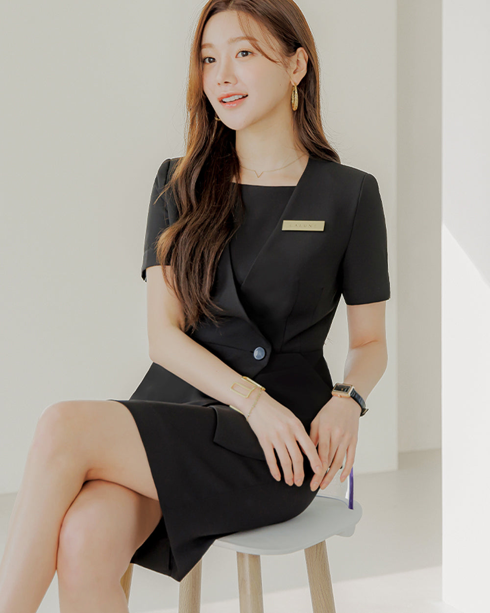 美容サロン制服zeno short sleeve BLACK横向き, 座り, 着用イメージ